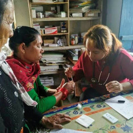 Dr. Laxmi Gurung behandelt im Health Post