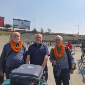 Willkommen in Nepal: K.-L. Tracht, K.-H. Wulff und M. Dietenmaier
